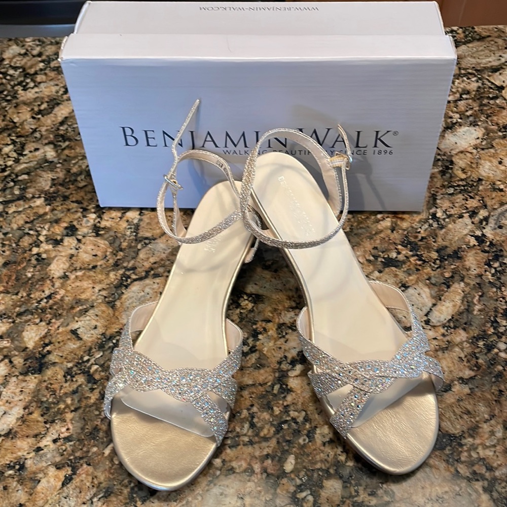 NIB Benjamin Walk Lena Wedge Sandal in Champagne 8.5 Wide